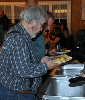 die beiden sind offensichtlich mit ihrer Tellerbeladung noch nicht zufrieden...