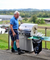 ... derweil Cello mit dem Grill bereits Wärme verströhmt