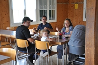 ein paar "Junge" sitzen lieber drinnen